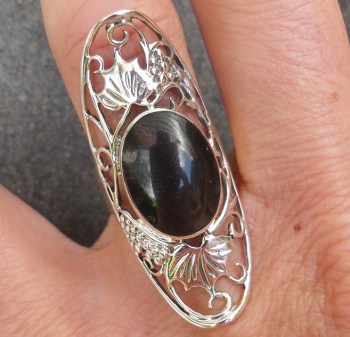 Zilveren ring met Onyx en open bewerkte kop 16.5 mm