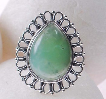 Zilveren ring met Chrysopraas met bewerkte kop 19.7