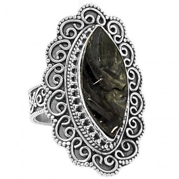 Zilveren ring met marquise Shungiet met bewerkte kop en band 19