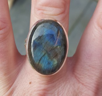 Zilveren ring met brede ovale cabochon Labradoriet 19.3 mm