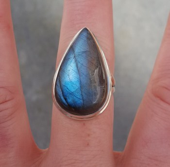 Zilveren ring met druppelvormige Labradoriet maat 18 mm