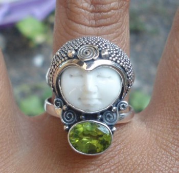 Zilveren ring met gezicht uit been en gezet met Peridot