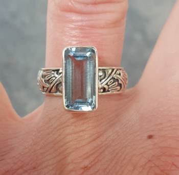 Zilveren ring met rechthoekige blauwe Topaas 16.5 mm