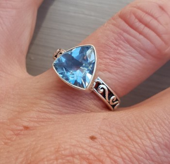 Zilveren ring met driehoekige blauwe Topaas 16.5 mm