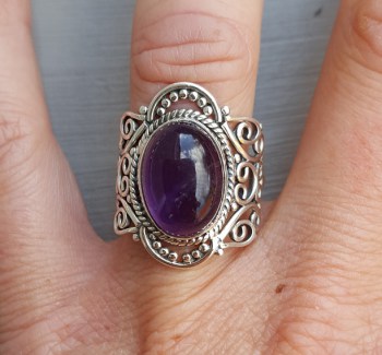 Zilveren ring met Amethist en bewerkte kop 17.5 mm