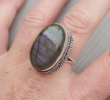 Zilveren ring met ovale cabochon Labradoriet en bewerkte kop 19