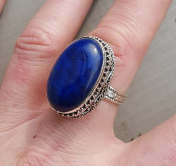 Zilveren ring ovale cabochon Lapis in bewerkte setting 18.5 mm