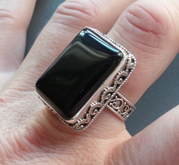 Zilveren ring rechthoekige zwarte Onyx in bewerkte setting 19 mm