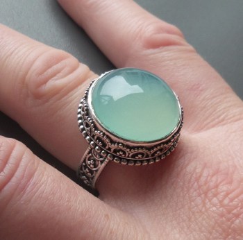 Zilveren ring ronde aqua Chalcedoon in bewerkte setting 19.5 mm