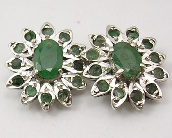 Zilveren oorbellen met Emerald stenen