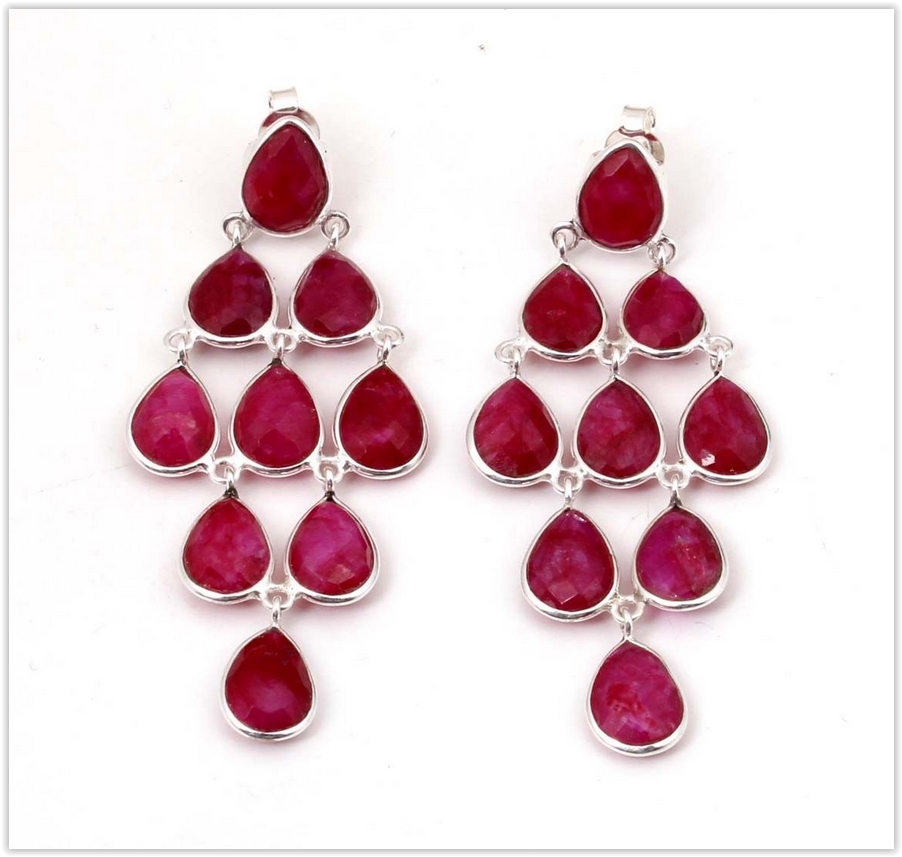 Zilveren lange oorbellen met druppelvormige Robijnen | Sieraden met Robijn