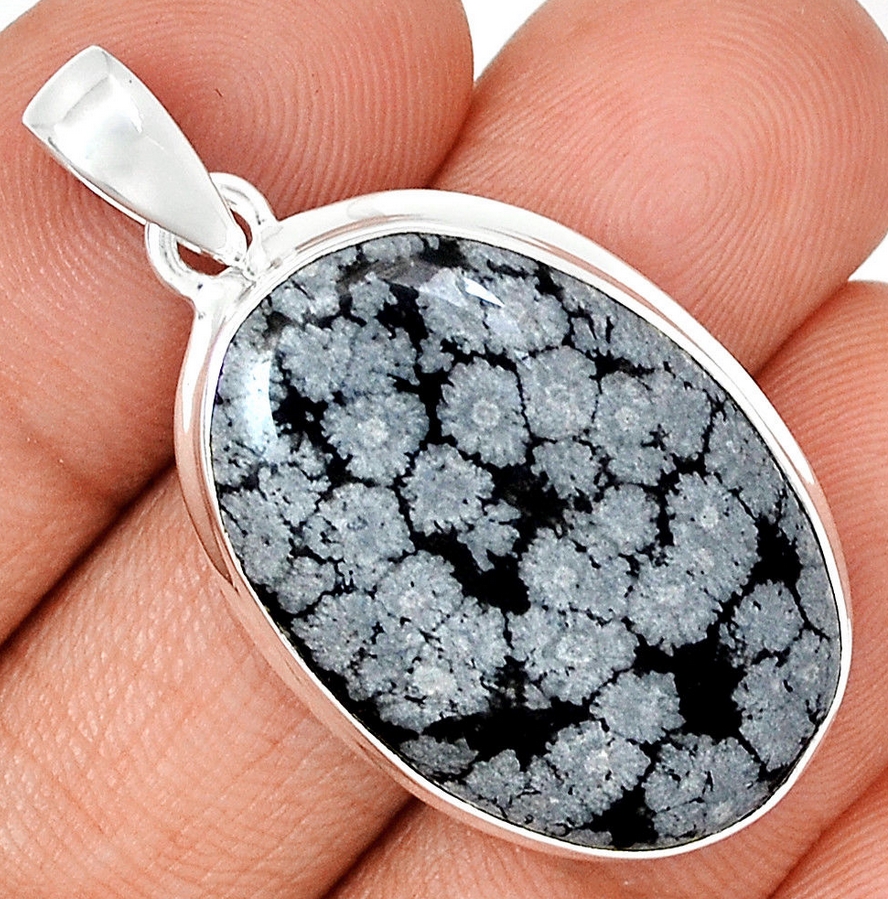 Arena leugenaar uitvegen Zilveren hanger met ovale cabochon sneeuwvlok Obsidiaan | Sieraden met Obsidiaan Arena leugenaar uitvegen Zilveren hanger met ovale cabochon sneeuwvlok Obsidiaan | Sieraden met Obsidiaan